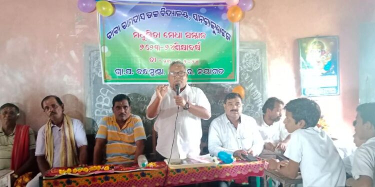 ମଧୁସ୍ମିତା ମେଧା ସମ୍ମାନରେ ତିନି ମେଧାବୀ ଛାତ୍ରୀ