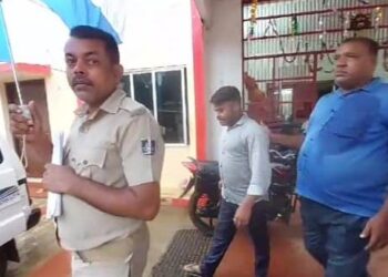 ଵ୍ୟାଙ୍କ ମ୍ୟାନେଜର  ଗିରଫ : ୩ଟି ମୋବାଇଲ ଫୋନ ଓ ଗୋଟିଏ ରାଇସ୍ କୁକର ଜବତ