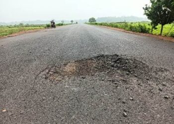 ବାଙ୍କୀ : ସିମୋର ପୂର୍ତ୍ତବିଭାଗ ରାସ୍ତାରେ ଦୁଇ ମାସ ନ ପୁରୁଣୁ ଉଠିଲାଣି ପିଚୁ – ସାଧାରଣରେ ଅସନ୍ତୋଷ 