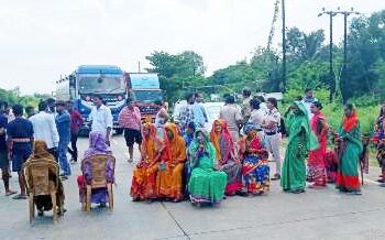 ଚାଉଳ ବଣ୍ଟାକୁ କେନ୍ଦ୍ରକରି ବିଜେଡି ନେତା ଓ କର୍ମୀଙ୍କ ଜାତୀୟ ରାଜପଥ ଅବରୋଧ