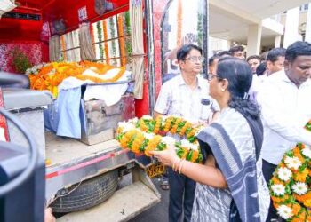 ବାଚସ୍ପତି ଶ୍ରୀମତୀ ସୁରମା ପାଢ଼ୀ ବିଧାନସଭା ପରିସରରେ ପୂର୍ବତନ ମନ୍ତ୍ରୀ ଶ୍ରୀ ସୁରେନ୍ଦ୍ରନାଥ ନାୟକଙ୍କ ମରଶରୀରରେ ପୁଷ୍ପମାଲ୍ୟ ଅର୍ପଣ କରି ଶ୍ରଦ୍ଧାଞ୍ଜଳି ଜ୍ଞାପନ କରୁଛନ୍ତି