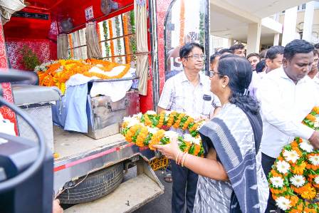 ବାଚସ୍ପତି ଶ୍ରୀମତୀ ସୁରମା ପାଢ଼ୀ ବିଧାନସଭା ପରିସରରେ ପୂର୍ବତନ ମନ୍ତ୍ରୀ ଶ୍ରୀ ସୁରେନ୍ଦ୍ରନାଥ ନାୟକଙ୍କ ମରଶରୀରରେ ପୁଷ୍ପମାଲ୍ୟ ଅର୍ପଣ କରି ଶ୍ରଦ୍ଧାଞ୍ଜଳି ଜ୍ଞାପନ କରୁଛନ୍ତି