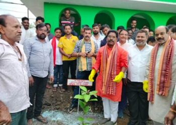 ବାଉଁଶଲୁଣ୍ଡି ମଶାଣି ରେ ସାଂସଦ ଅନନ୍ତ ନାୟକ ଗଛ ଲଗାଇଲେ