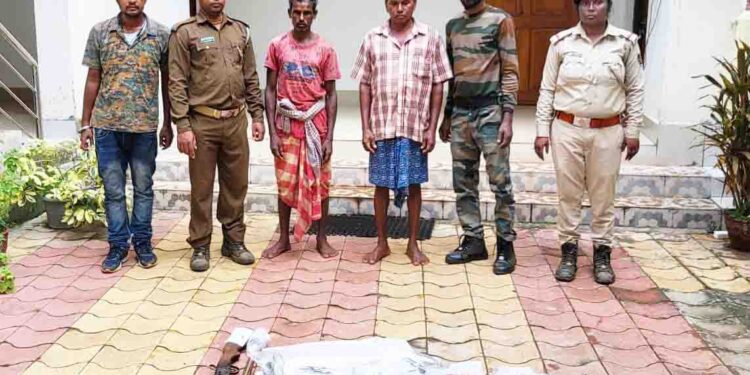 ଶିକାରୀ ଶିକ୍ଷକ ଝିଙ୍କ ଶିକାର କରି ସ୍ଲୋଗ୍ :  ଗିରଫ – ମାଂସ ଓ ମାରଣାସ୍ତ୍ର ସହ ୨ ଅଭିଯୁକ୍ତ ଗିରଫ
