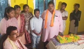 ଦିବଂଗତ ବିଧାୟକଙ୍କ ପରିବାର ଲୋକଙ୍କୁ ଭେଟି ଗଣଶିକ୍ଷା ମନ୍ତ୍ରୀଙ୍କ ଆଶ୍ୱାସନା