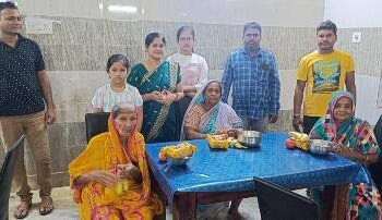 ସମର୍ପଣ ବୃଦ୍ଧାଶ୍ରମରେ ଫଳ ବାଣ୍ଟିଲେ ଭାଟସାହି ସରପଞ୍ଚ ସାରଦା କୁମାରୀ ସାହୁ