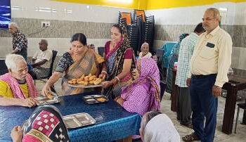 ସମର୍ପଣ ବୃଦ୍ଧାଶ୍ରମରେ ପିଠା ଓ ବସ୍ତ୍ର ବାଣ୍ଟିଲେ ଜିଲ୍ଲା ଶିକ୍ଷା ଅଧିକାରୀ