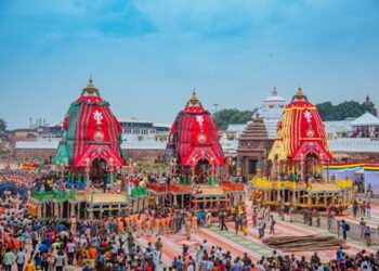 ଶ୍ରୀମନ୍ଦିର ସିଂହଦ୍ୱାର ଆଗରେ ଦଣ୍ଡାୟମାନ ହୋଇଛି ସୁସଜ୍ଜିତ ତିନି ରଥ