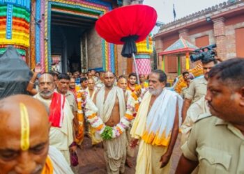 ସିଂହଦ୍ଵାରରେ ତିନି ରଥ….ରଥକୁ ଆଜ୍ଞା ମାଳ ବିଜେ ହୋଇଥିଲା