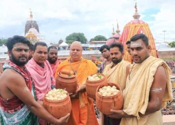 ରଥ ଆଗରେ ରସଗୋଲା ଭୋଗ