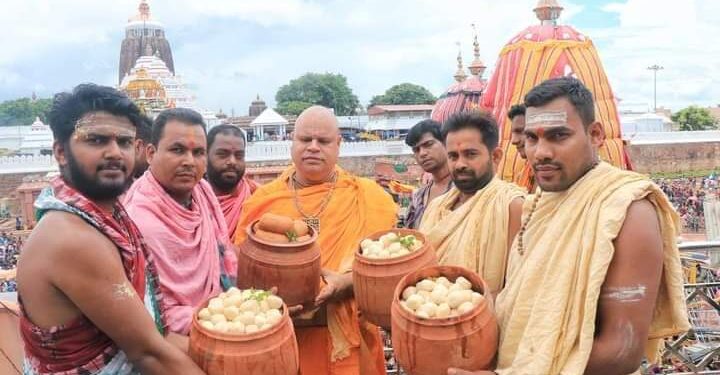 ରଥ ଆଗରେ ରସଗୋଲା ଭୋଗ