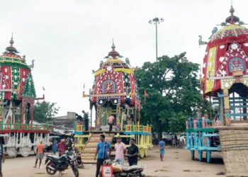 ରଣପୁରରେ ଗୁଣ୍ଡିଚା ପାଇଁ ପ୍ରସ୍ତୁତ ହୋଇ ବଡ଼ଦାଣ୍ଡରେ ଉଭା ହେଲେ ତିନି ରଥ