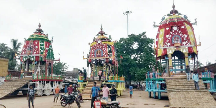 ରଣପୁରରେ ଗୁଣ୍ଡିଚା ପାଇଁ ପ୍ରସ୍ତୁତ ହୋଇ ବଡ଼ଦାଣ୍ଡରେ ଉଭା ହେଲେ ତିନି ରଥ