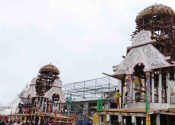 ପ୍ରଭା ରେ ରୂପ ଖୋଦେଇ ଦୁଆର ବେଢା ଉଠିଲା
