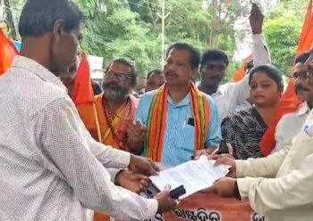 ରାୟଗଡ଼ା ଜିଲ୍ଲା ଭାରତୀୟ ମଜଦୁର ସଂଘ ପକ୍ଷରୁ ମାନ୍ୟବର ମୁଖ୍ୟମନ୍ତ୍ରୀଙ୍କୁ ଦାବୀପତ୍ର ପ୍ରଦାନ