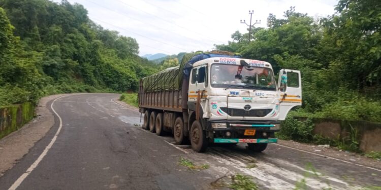 ଘାଟି ରାଜ ରାସ୍ତାରେ ମାଲ୍ ଗାଡି ହଟକି ରହିଛି