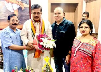 ୱାର୍ଲଡ ଓଡିଶା ସୋସାଇଟିର ଅଧ୍ୟକ୍ଷ କିଶୋର ଦ୍ବିବେଦୀ : ଆଇନ, ପୂର୍ତ୍ତ ଓ ଅବକାରୀ ମନ୍ତ୍ରୀ ପୃଥ୍ୱୀରାଜ ହରିଚନ୍ଦନଙ୍କୁ ସୌଜନ୍ୟ ମୂଳକ ସାକ୍ଷାତ କରିବା ଅବସରରେ ତାଙ୍କୁ ସମ୍ବର୍ଦ୍ଧନା ଜଣାଉଛନ୍ତି