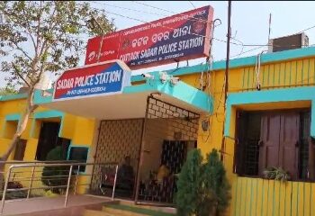 ବାଲିକୁଦା ଟ୍ରାଫିକ ଛକ ନିକଟରେ କାରକକୁ ପଛରୁ ଧକ୍କାଦେଇ ରାସ୍ତାରେ ଓଲଟିଲା ମାଲବୋଝେଇ ଟ୍ରକ