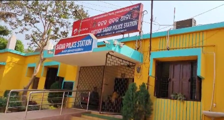 ବାଲିକୁଦା ଟ୍ରାଫିକ ଛକ ନିକଟରେ କାରକକୁ ପଛରୁ ଧକ୍କାଦେଇ ରାସ୍ତାରେ ଓଲଟିଲା ମାଲବୋଝେଇ ଟ୍ରକ
