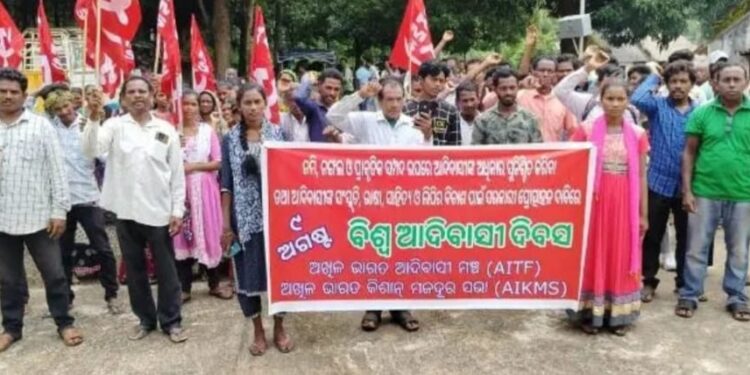 ଗୁମ୍ମା ବ୍ଲକ ତରଙ୍ଗଡା ଗ୍ରାମ ପଞ୍ଚାୟତ ଅନ୍ତର୍ଗତ ପାରଶମ୍ବା ଗ୍ରାମ ଠାରେ ବିଶ୍ବ ଆଦିବାସୀ ଦିବସ ପାଳିତ, ଆଦିବାସୀଙ୍କ ହକ ଓ ବିକାଶ ନେଇ ଗୁରୁତ୍ୱାରୋପ