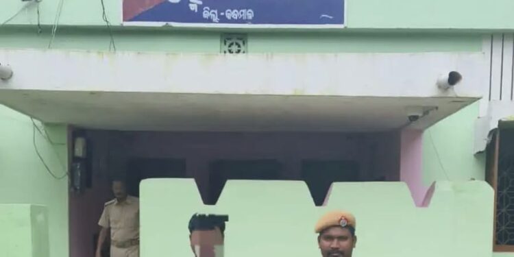 ବିବାହିତ ମହିଳାଙ୍କୁ ଦୁଷ୍କର୍ମ କରି ଗିରଫ ଭୟରେ ଫେରାର ଥିବା ଦୁଷ୍କର୍ମକାରୀ ଗିରଫ