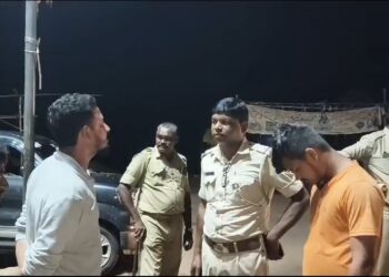 ମୋରଡା ଥାନାର ନାକତଳେ ବେଆଇନ ଭାବେ ଚାଲିଛି ଗୋ-ଚାଲାଣ : ଗୋ-ଚାଲାଣ କରୁଥିବା ପିକ ଅପ କୁ ଧରିଲା ବଜରଙ୍ଗଦଳ- ଖଣ୍ଡା ଦେଖାଇ ଖସିଗଲା ଡ୍ରାଇଭର