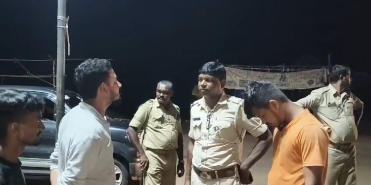 ମୋରଡା ଥାନାର ନାକତଳେ ବେଆଇନ ଭାବେ ଚାଲିଛି ଗୋ-ଚାଲାଣ : ଗୋ-ଚାଲାଣ କରୁଥିବା ପିକ ଅପ କୁ ଧରିଲା ବଜରଙ୍ଗଦଳ- ଖଣ୍ଡା ଦେଖାଇ ଖସିଗଲା ଡ୍ରାଇଭର