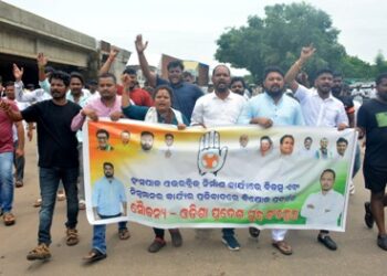 ହଂସପାଳ ଓଭରବ୍ରିଜରେ ନିମ୍ନ ମାନର କାର୍ଯ୍ୟ ଏବଂ କାର୍ଯ୍ୟକ୍ଷମରେ ବିଳମ୍ବ ପ୍ରତିବାଦରେ ଯୁବ କଂଗ୍ରେସ ପକ୍ଷରୁ ଧାରଣା ଏବଂ ପ୍ରତିବାଦ
