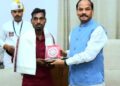 ନିଟ୍ ପରୀକ୍ଷାରେ ଉତ୍ତୀର୍ଣ୍ଣ ହୋଇଥିବା ଆଦିମ ବଣ୍ଡା ଜନଜାତିର ପ୍ରଥମ ଛାତ୍ର ମଙ୍ଗଳା ମୁଦୁଲି ରାଜ୍ୟପାଳଙ୍କ ଦ୍ୱାରା ସମ୍ବର୍ଦ୍ଧିତ : ମଙ୍ଗଳା ମୁଦୁଲିଙ୍କୁ ଦୁଇ ଲକ୍ଷ ଟଙ୍କାର ଆର୍ଥିକ ଅନୁଦାନ ପ୍ରଦାନ