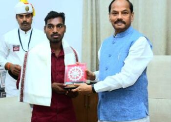 ନିଟ୍ ପରୀକ୍ଷାରେ ଉତ୍ତୀର୍ଣ୍ଣ ହୋଇଥିବା ଆଦିମ ବଣ୍ଡା ଜନଜାତିର ପ୍ରଥମ ଛାତ୍ର ମଙ୍ଗଳା ମୁଦୁଲି ରାଜ୍ୟପାଳଙ୍କ ଦ୍ୱାରା ସମ୍ବର୍ଦ୍ଧିତ : ମଙ୍ଗଳା ମୁଦୁଲିଙ୍କୁ ଦୁଇ ଲକ୍ଷ ଟଙ୍କାର ଆର୍ଥିକ ଅନୁଦାନ ପ୍ରଦାନ