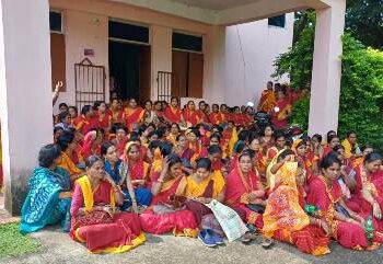 SHG ଜରୀୟା ରେ ଶିଶୁଙ୍କୁ ପୋଷାକ ବଣ୍ଟନ ନିଷ୍ପତ୍ତିକୁ ବିରୋଧ କରି CDPO ଙ୍କ ଅଫିସି ସମ୍ମୁଖରେ ଅଙ୍ଗନବାଡି କର୍ମୀଙ୍କ ଗଣଧାରଣା ଓ ପ୍ରତିବାଦ