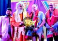 ବିଶିଷ୍ଟ ସାମ୍ବାଦିକ ତଥା ୱାର୍ଲଡ ଓଡ଼ିଶା ସୋସାଇଟିର ଅଧ୍ୟକ୍ଷ କିଶୋର ଦ୍ବିବେଦୀଙ୍କୁ : ଡ଼ଃ ପ୍ରସନ୍ନ ପାଟ୍ଟଶାଣୀଙ୍କ ଠାରୁ ଲିଭ ଲାଇଭ ସମ୍ମାନ ଗ୍ରହଣ କରୁଛନ୍ତି