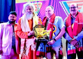ବିଶିଷ୍ଟ ସାମ୍ବାଦିକ ତଥା ୱାର୍ଲଡ ଓଡ଼ିଶା ସୋସାଇଟିର ଅଧ୍ୟକ୍ଷ କିଶୋର ଦ୍ବିବେଦୀଙ୍କୁ : ଡ଼ଃ ପ୍ରସନ୍ନ ପାଟ୍ଟଶାଣୀଙ୍କ ଠାରୁ ଲିଭ ଲାଇଭ ସମ୍ମାନ ଗ୍ରହଣ କରୁଛନ୍ତି