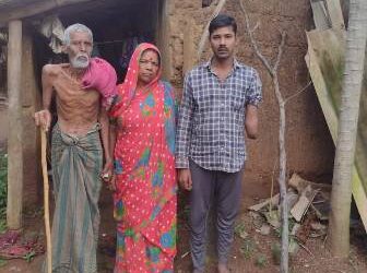 ବିପଦ ସଙ୍କୁଳ ଜରାଜୀର୍ଣ୍ଣ ଅବସ୍ଥାରେ ପଡ଼ି ରହିଛି ଘର, ବାସହରା ହୋଇ ପଡୋଶୀଙ୍କ ଦୁଆରେ ନେଇଛନ୍ତି ଆଶ୍ରୟ