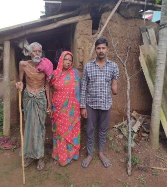 ବିପଦ ସଙ୍କୁଳ ଜରାଜୀର୍ଣ୍ଣ ଅବସ୍ଥାରେ ପଡ଼ି ରହିଛି ଘର, ବାସହରା ହୋଇ ପଡୋଶୀଙ୍କ ଦୁଆରେ ନେଇଛନ୍ତି ଆଶ୍ରୟ