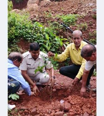 ବରିଷ୍ଠ ନାଗରିକ ସଂଘ ପକ୍ଷରୁ ଥାନା ପରିସରରେ ବୃକ୍ଷ ରୋପଣ