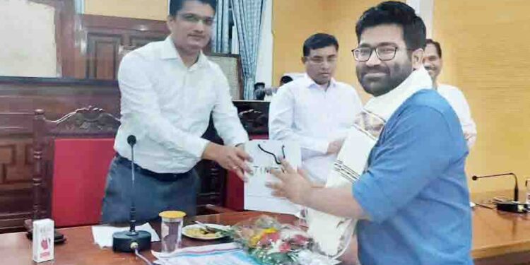 ଜିଲ୍ଲାପାଳଙ୍କ କାର୍ଯ୍ୟାଳୟରେ କାର୍ଯ୍ୟରତ ୪ ଜଣ ବରିଷ୍ଠ କର୍ମଚାରୀଙ୍କୁ ଅବସରକାଳୀନ ସମ୍ବର୍ଦ୍ଧନା