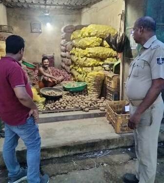 ଖାଦ୍ୟ ଯୋଗାଣ ଓ ଖାଉଟି କଲ୍ୟାଣ ଏବଂ ବୈଧ ମାପ ଓ ଓଜନ ବିଭାଗ ପକ୍ଷରୁ ଭୁବନେଶ୍ୱରର ବିଭିନ୍ନ ସ୍ଥାନରେ ଚଢ଼ାଉ