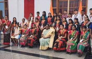 ରାଷ୍ଟ୍ରପତିଙ୍କ ଗହଣରେ ରକ୍ଷା ବନ୍ଧନ ଉତ୍ସବ ପାଳିଲେ ଓଡ଼ିଶାରେ ୨୫ ଛାତ୍ରଛାତ୍ରୀ : ରକ୍ଷା ବନ୍ଧନ କେବଳ ଭାଈ-ଭଉଣୀ ମଧ୍ୟରେ ସୀମିତ ନ ରହି ସ୍ନେହ ଓ ମମତାର ବନ୍ଧନ ହେଉ – ରାଷ୍ଟ୍ରପତି
