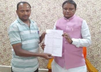 ବର୍ଣ୍ଣବୋଧ ପୁନଃ ପ୍ରଚଳନ ପାଇଁ ମୂଖ୍ୟମନ୍ତ୍ରୀଙ୍କୁ ସାକ୍ଷାତ କରି ଅନୁରୋଧ କଲେ ବେତନଟୀ ଶିକ୍ଷକ