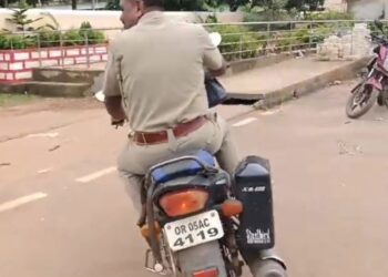 ବେନାମି ନମ୍ବରରେ ପୋଲିସ ଏଏସଆଇ ଚଲାଇଛନ୍ତି ମୋଟର ସାଇକେଲ
