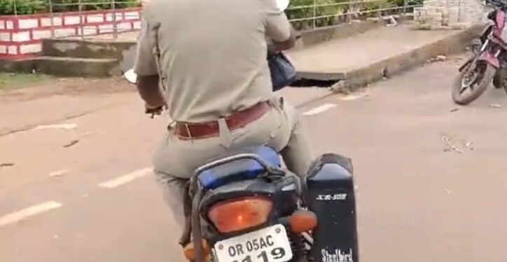 ବେନାମି ନମ୍ବରରେ ପୋଲିସ ଏଏସଆଇ ଚଲାଇଛନ୍ତି ମୋଟର ସାଇକେଲ