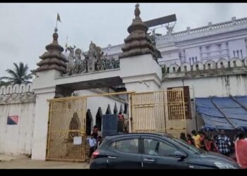 ଛତିଆବଟରେ ଲାଗିଲା ରକ୍ତ ଛିଟା : ବଟ କର୍ମଚାରୀଙ୍କ ସଂଗବଦ୍ଧ ଆକ୍ରମଣରେ ଫାଟିଲା ଭକ୍ତଙ୍କ ମୁଣ୍ଡ – ମନ୍ଦିର କର୍ମଚାରୀଙ୍କ ମାଡରେ ଲହୁଲୁହାଣ ହେଲେ ୨ ଭକ୍ତ.