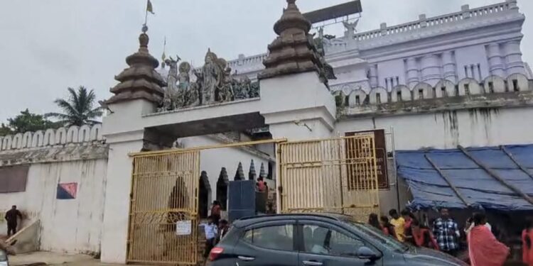 ଛତିଆବଟରେ ଲାଗିଲା ରକ୍ତ ଛିଟା : ବଟ କର୍ମଚାରୀଙ୍କ ସଂଗବଦ୍ଧ ଆକ୍ରମଣରେ ଫାଟିଲା ଭକ୍ତଙ୍କ ମୁଣ୍ଡ – ମନ୍ଦିର କର୍ମଚାରୀଙ୍କ ମାଡରେ ଲହୁଲୁହାଣ ହେଲେ ୨ ଭକ୍ତ.