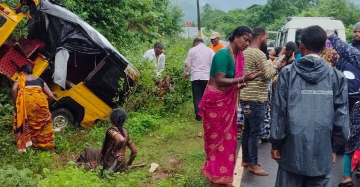 ପରିସଲ ଛକ ପାଖରେ ପାହାଡ଼ ଉପରେ ଧକ୍କା ହେଲା ଅଟୋ