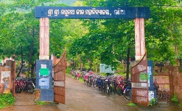 ଶ୍ରୀ ରଘୁନାଥ ଜୀଉ ଉଚ୍ଚମାଧ୍ୟମିକ ବିଦ୍ୟାଳୟ : ଅଧ୍ୟକ୍ଷା ଙ୍କ ମନମୁଖୀ କାର୍ଯ୍ୟକଳାପ ରେ କର୍ମଚାରୀ ଓ ଛାତ୍ର ଛାତ୍ରୀ ଅସନ୍ତୁଷ୍ଟ