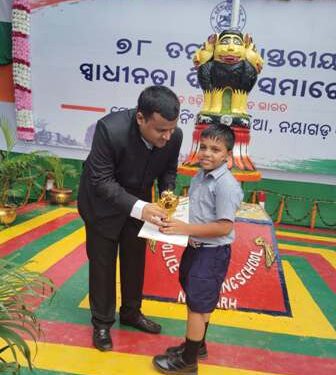 ଜିଲ୍ଲାପାଳଙ୍କ ଠାରୁ ପୁରସ୍କୃତ ହେଲେ ମହାନଦୀ ପବ୍ଲିକ ସ୍କୁଲର ୩ୟ ଶ୍ରେଣୀ ଛାତ୍ର –