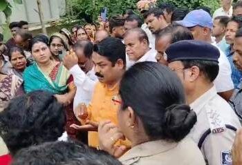 ବିଧାୟକ,ବ୍ଲକ ଅଧ୍ୟକ୍ଷ ଓ ନିର୍ବାଚିତ ପ୍ରତିନିଧିଙ୍କ ଅନୁପସ୍ଥିତିରେ ଶୀତଳ ଭଣ୍ଡାର ଉଦଘାଟନ କରି ନ ପାରି ଅଧା ବାଟରୁ ଶିଶୁପାଳ ହୋଇ ଫେରିଲେ ସାଂସଦ