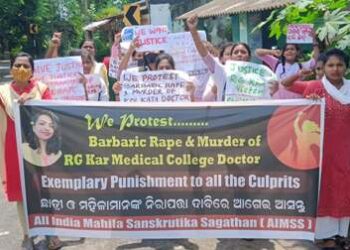 ଡାକ୍ତରୀ ଛାତ୍ରୀ ଙ୍କୁ ଗଣ ଦୁଷ୍କର୍ମ ଓ ହତ୍ୟାରେ ସମ୍ପୃକ୍ତ ଦୋଷୀମାନଙ୍କୁ ଶାସ୍ତି ବିଧାନ ଦାବିରେ ଶୋଭାଯାତ୍ରା