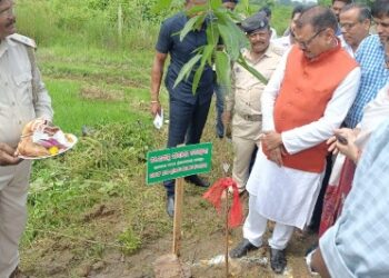 ମାଆ ପାଇଁ ଗଛଟିଏ ଲଗାଇବା ବନୀ କରଣ କାର୍ଯ୍ୟରେ –  ସାଂସଦ ଶ୍ରୀଯୁକ୍ତ ରବିନ୍ଦ୍ର